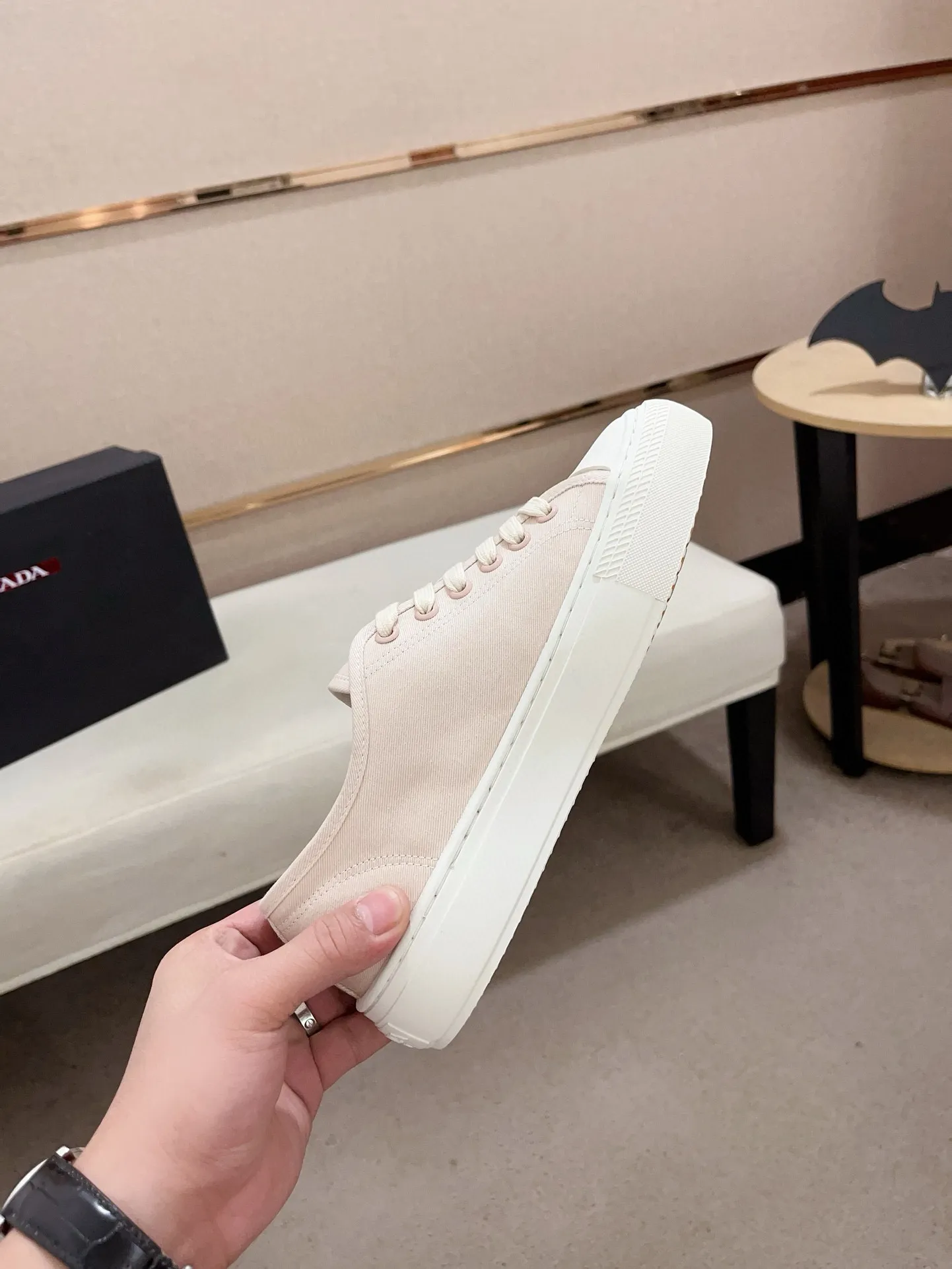 Men's shoes 💰 580💰 ✔️✔️✔️High-quality new PRADA counters are launched at the same time. The new men's shoes and 😘fabrics are selected from first-layer cowhide and are made by pure handicrafts. Lining: Full cowhide lining. 👍🏿 High-end ☄️ air-cushion molded anti-slip rubber outsole, exquisite lines, simple and elegant, comfortable and high-end for leisure travel. Code number: 38 to 44 (45 can be customized)